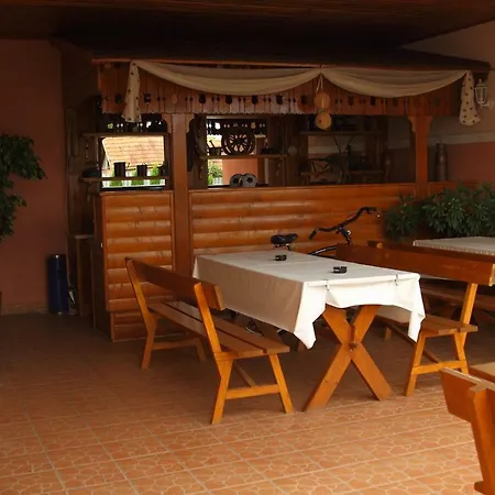 Viktor Vendeghaz Es Apartmanhaz Penzion 3*