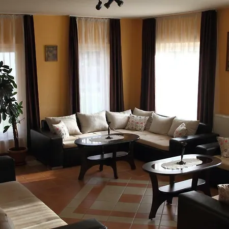 Viktor Vendeghaz Es Apartmanhaz 3* Baktaloranthaza