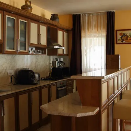 Viktor Vendeghaz Es Apartmanhaz Baktaloranthaza