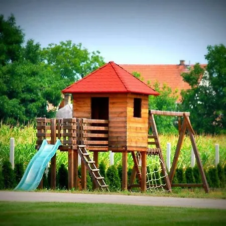 Viktor Vendeghaz Es Apartmanhaz Baktaloranthaza