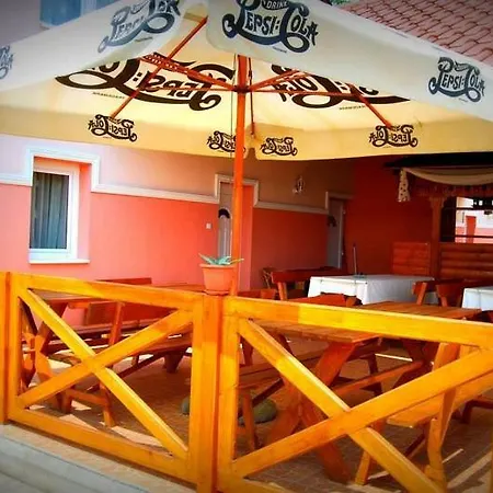 Penzion Viktor Vendeghaz Es Apartmanhaz 3*